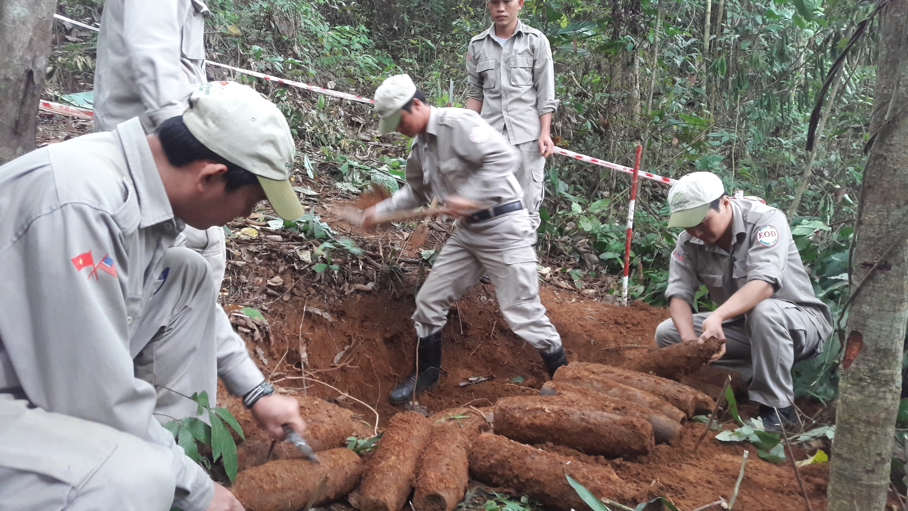 Quảng Trị: Xử lý thành công 27 quả đạn pháo trong vườn nhà dân