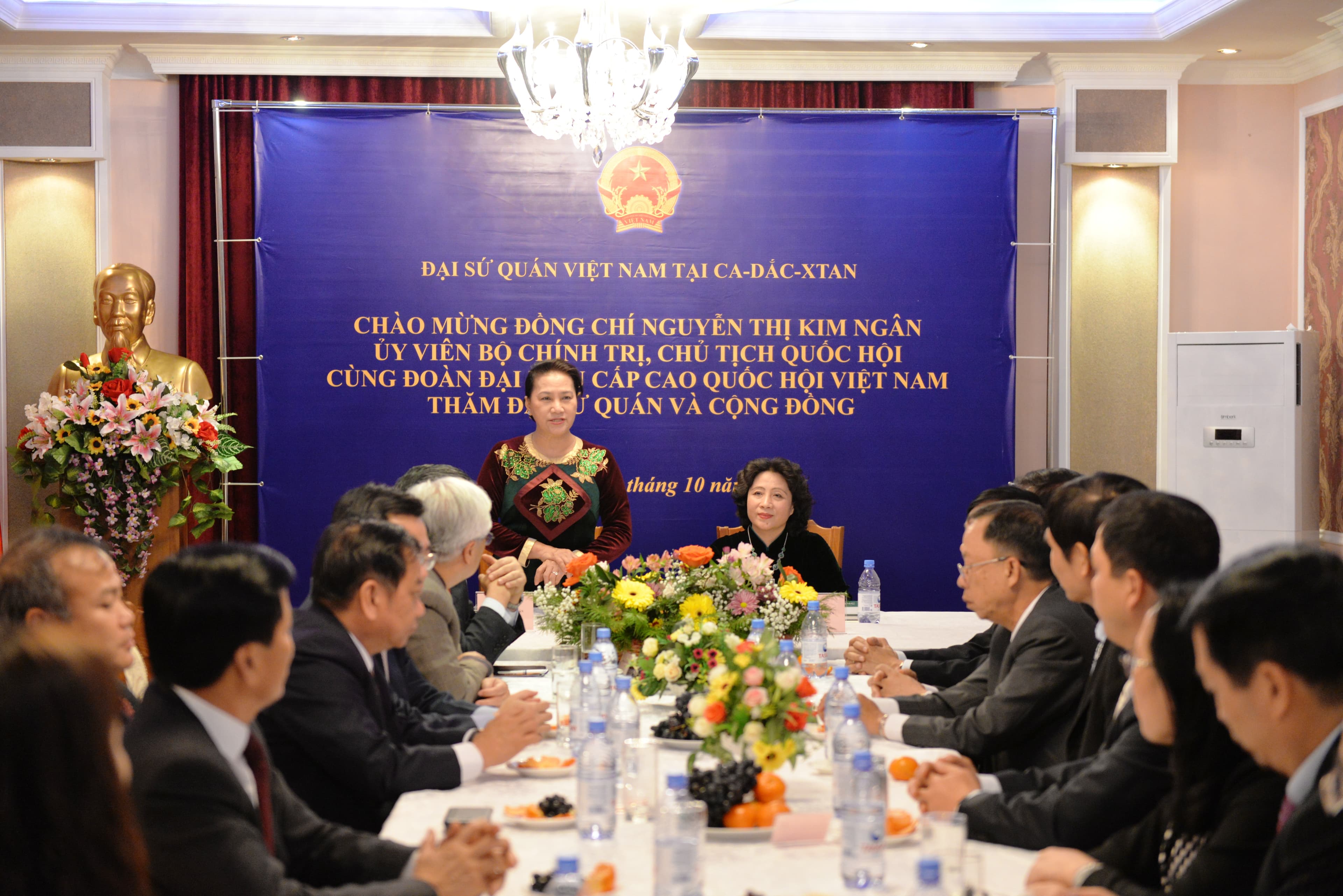 Chủ tịch Quốc hội thăm Đại sứ quán, đại diện cộng đồng người Việt Nam tại Kazakhstan