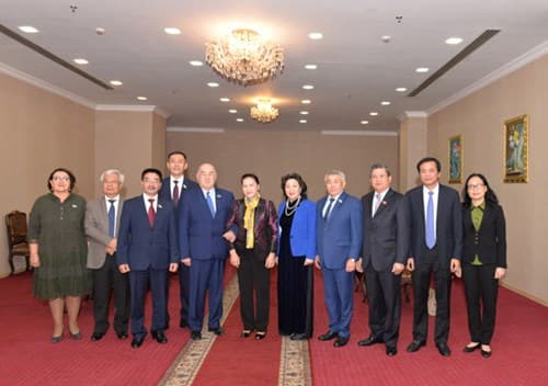 Chủ tịch Quốc hội Nguyễn Thị Kim Ngân gặp Bí thư thứ nhất Đảng Cộng sản nhân dân Kazakhstan