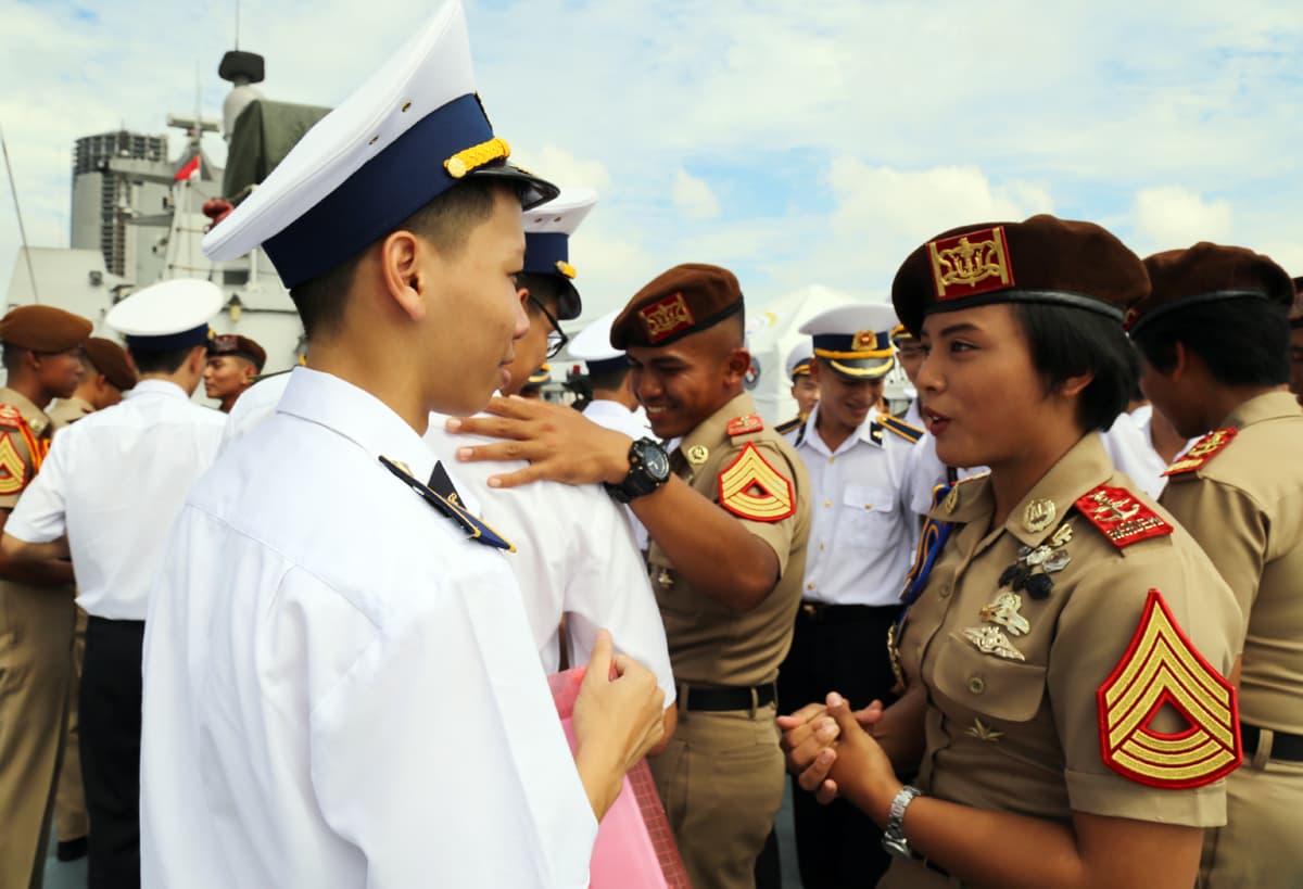 Học viên sĩ quan Hải quân Việt Nam thăm tàu Indonesia