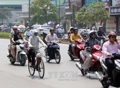 Vùng biển phía Nam mưa dông mạnh, Bắc Bộ tăng nhiệt, Trung Bộ giảm mưa