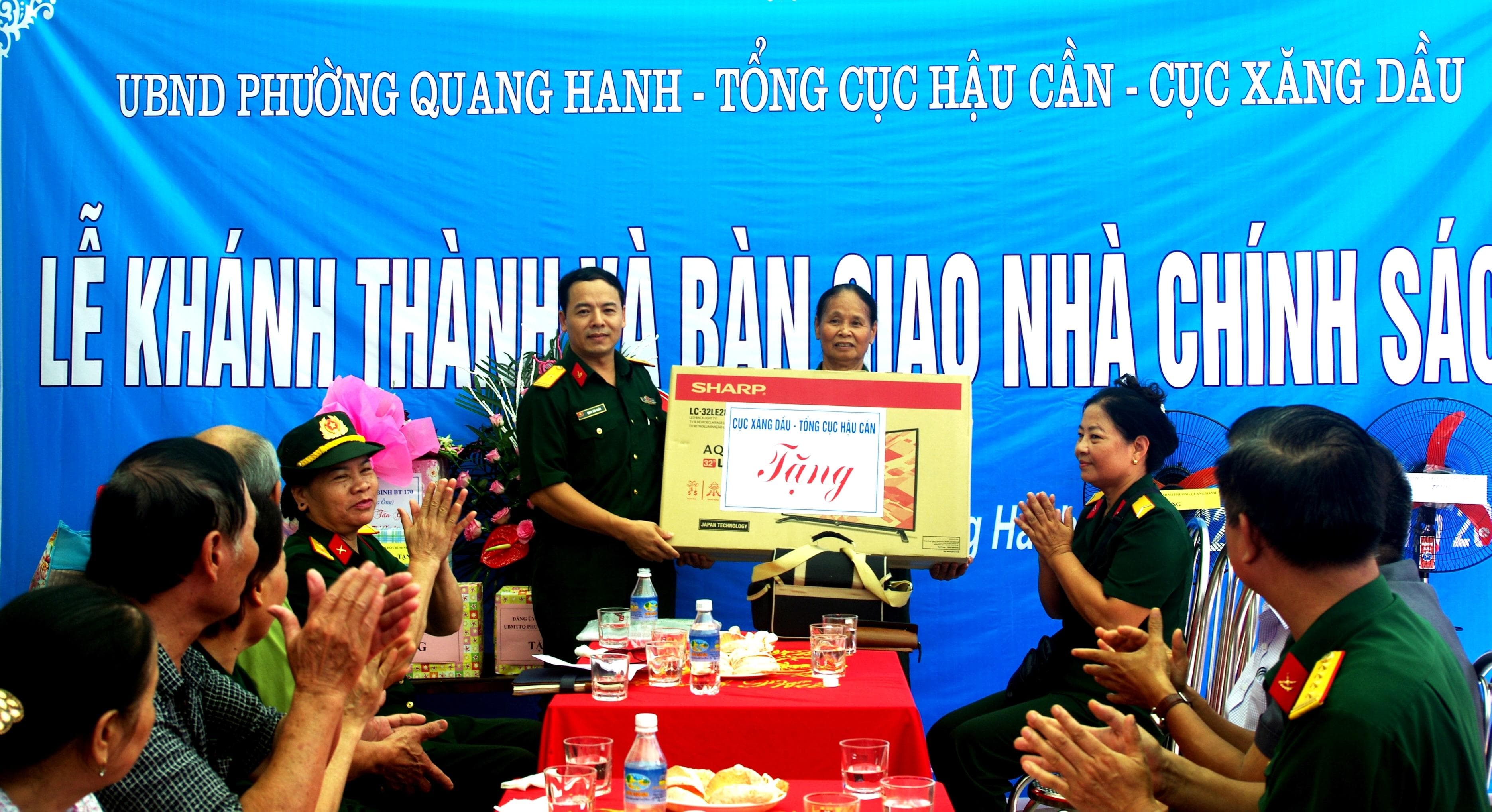 Xây nhà bằng những tấm lòng