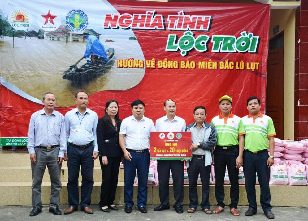 Tập đoàn Lộc Trời tặng quà đồng bào bị ảnh hưởng bão lũ miền Trung