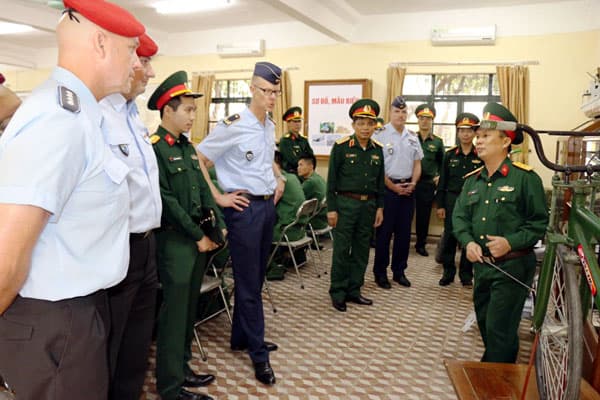 Đoàn cán bộ Trường Hậu cần Quân đội CHLB Đức thăm và làm việc tại Học viện Hậu cần