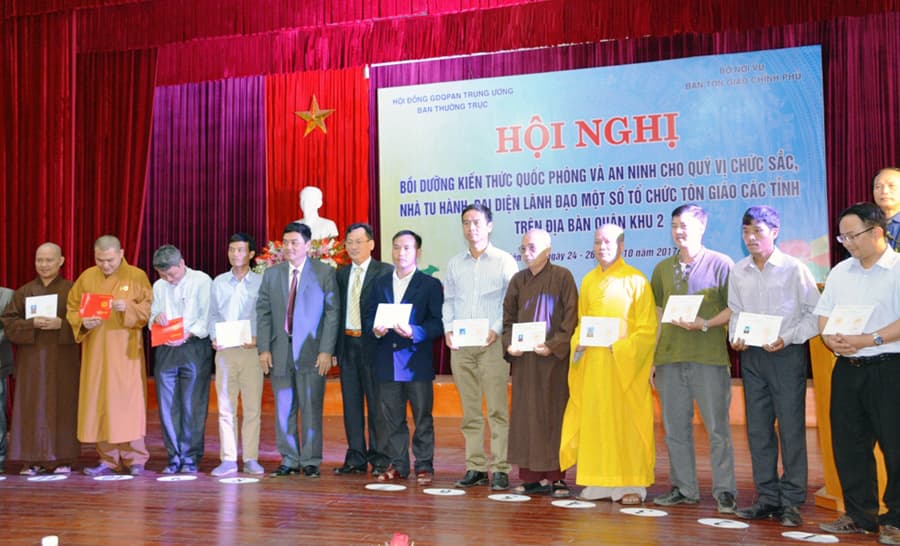 Bế mạc Hội nghị bồi dưỡng kiến thức quốc phòng và an ninh cho các chức sắc, nhà tu hành