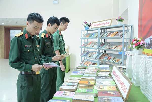 Triển lãm sách, báo “Ánh sáng Tháng Mười”