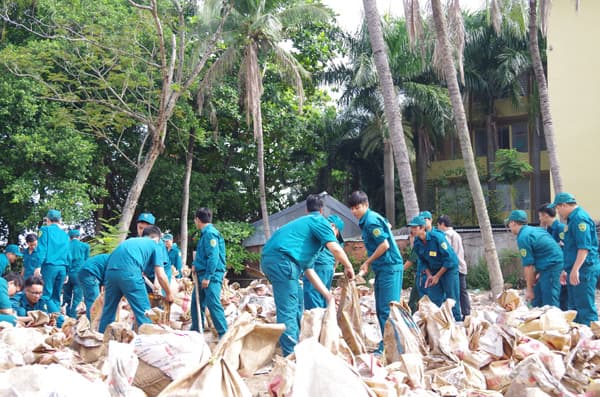 Gần 100 chiến sĩ dân quân TP Hồ Chí Minh gia cố đê bao có nguy cơ bị vỡ