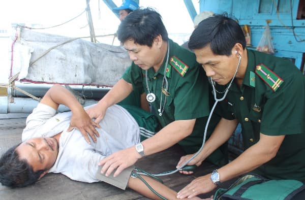 BĐBP Đà Nẵng chăm sóc 4 thuyền viên bị nạn trên biển