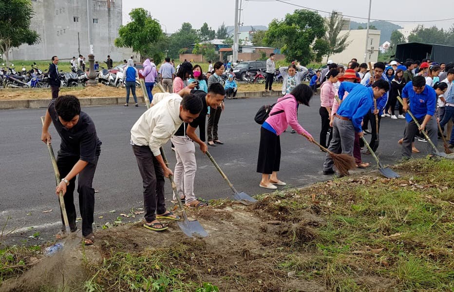Đà Nẵng ra quân dọn dẹp vệ sinh môi trường chuẩn bị phục vụ Tuần lễ Cấp cao APEC