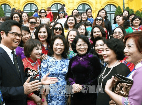 Phó chủ tịch nước Đặng Thị Ngọc Thịnh gặp mặt Đoàn nữ doanh nhân tiêu biểu được tặng Cúp Bông hồng vàng