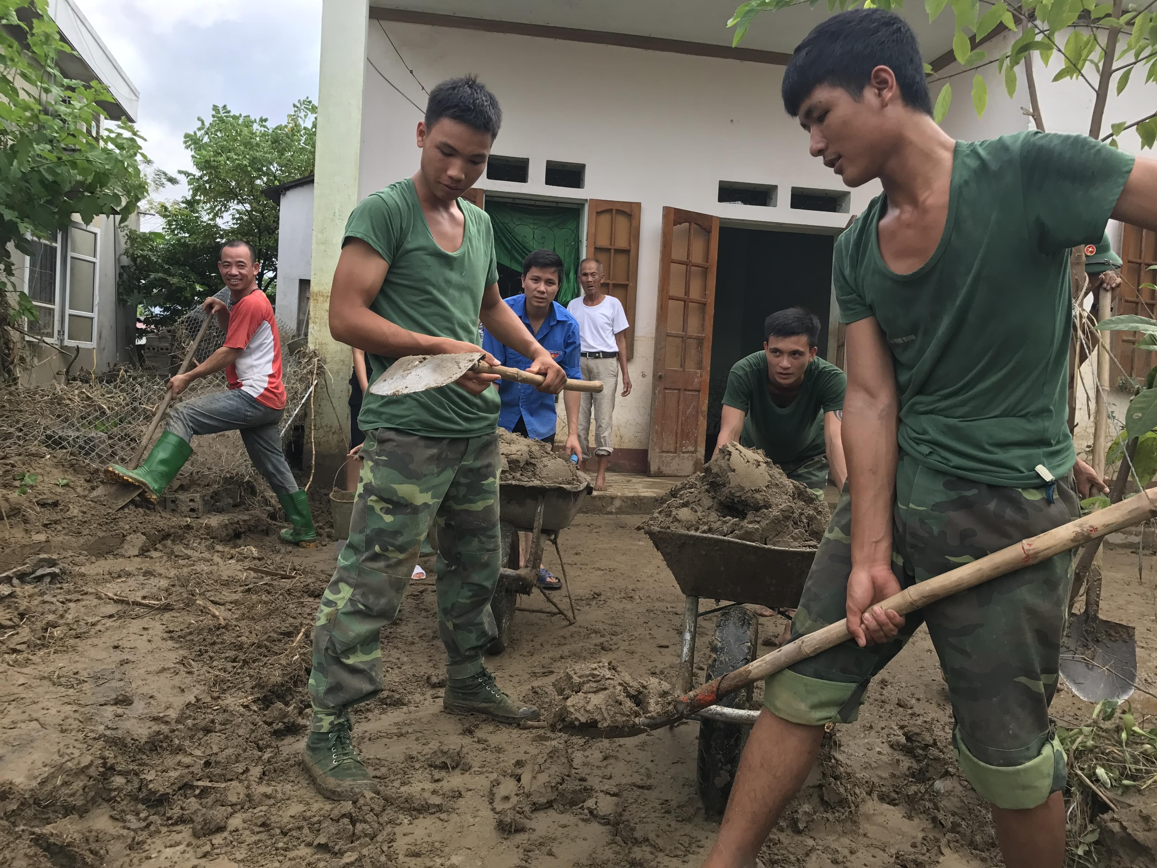 Bồi dưỡng kỹ năng cho chiến sĩ trong vùng bão lũ