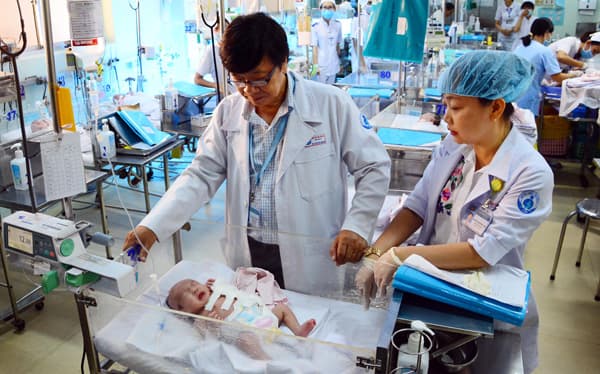 Phẫu thuật bóc tách thành công khối bướu lớn trên cơ thể bé sơ sinh