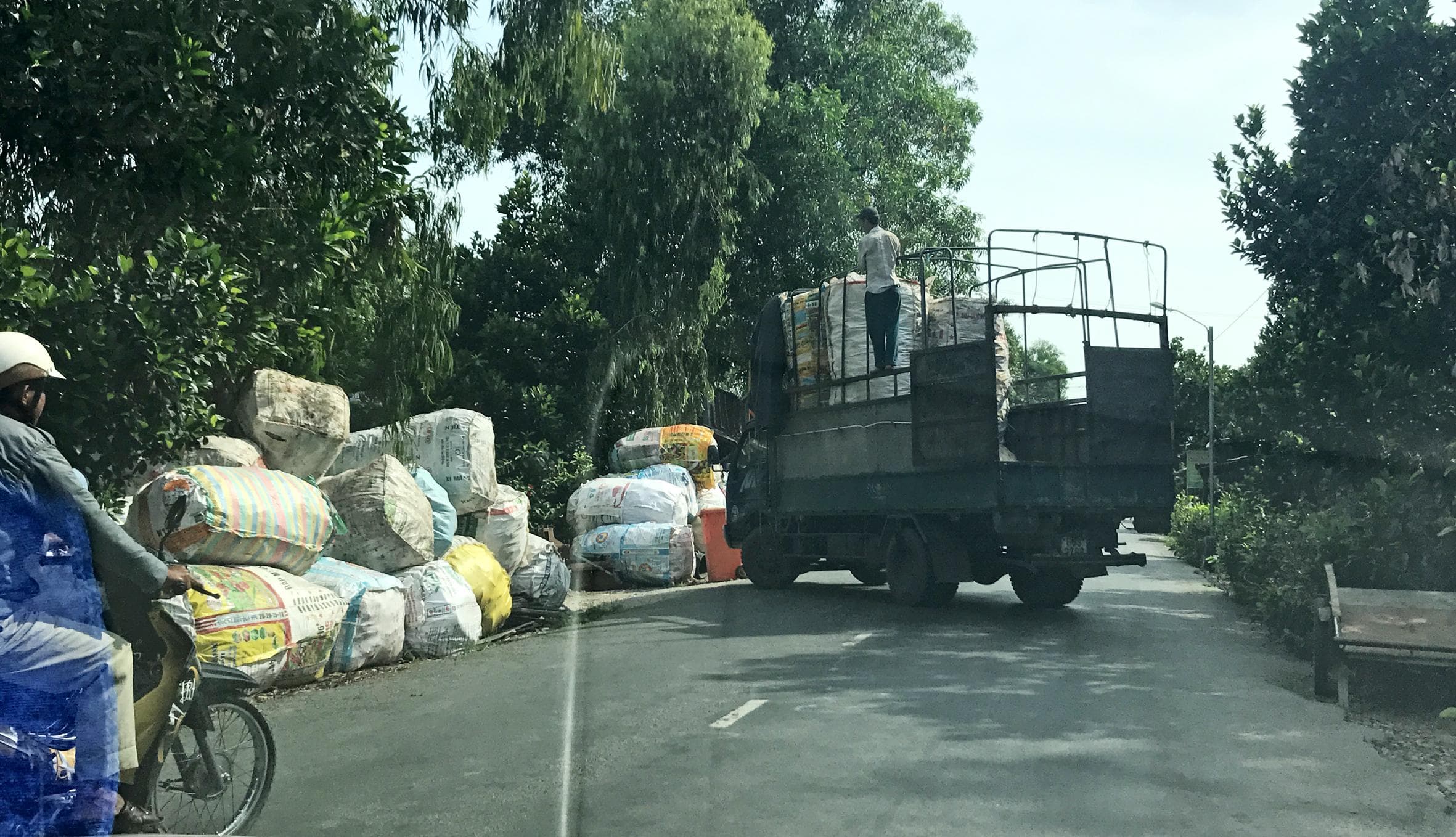 Lấn chiếm hành lang giao thông để thu gom phế thải