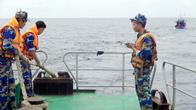 Tàu của Vùng 4 Hải quân đã tiếp cận và cứu kéo an toàn Tàu cá PY 96778 TS