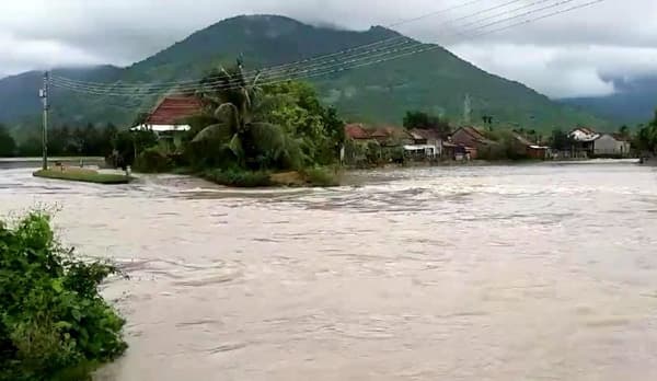 Mưa lũ gây chia cắt nhiều địa bàn các tỉnh Nam Trung Bộ