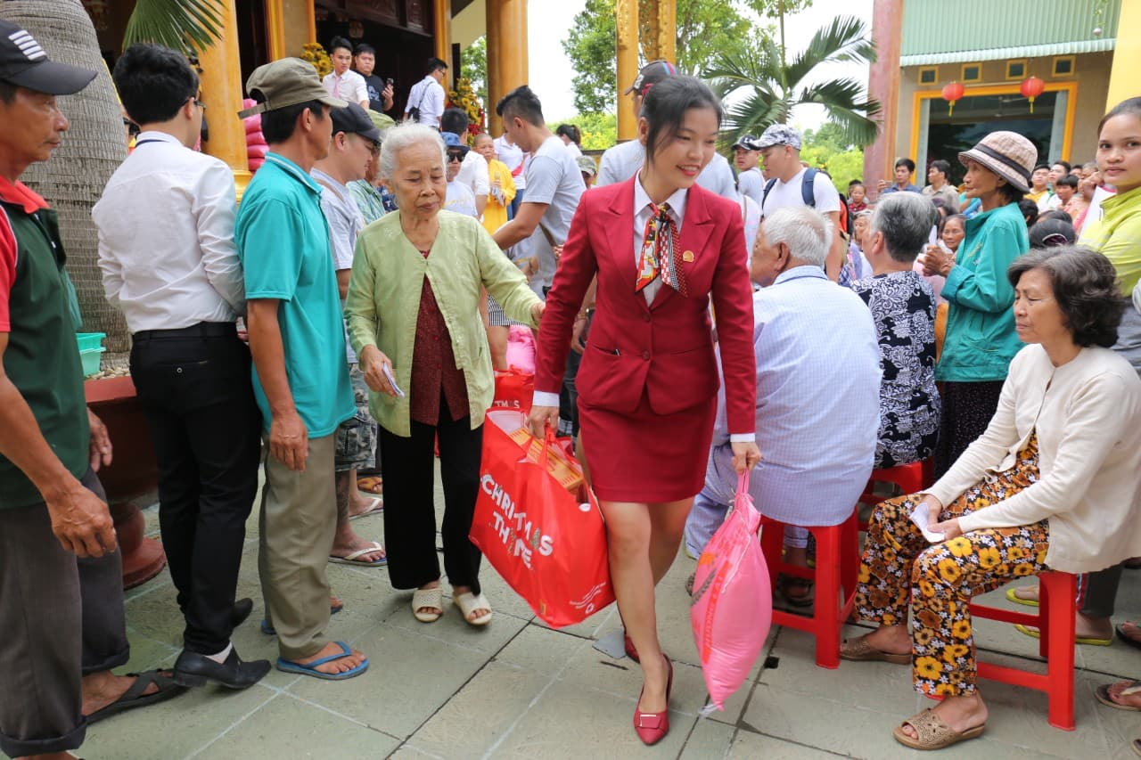 Việt Hưng Phát cùng Áo dài ABC trao 1.400 phần quà cho người dân khó khăn các tỉnh miền Tây Nam bộ
