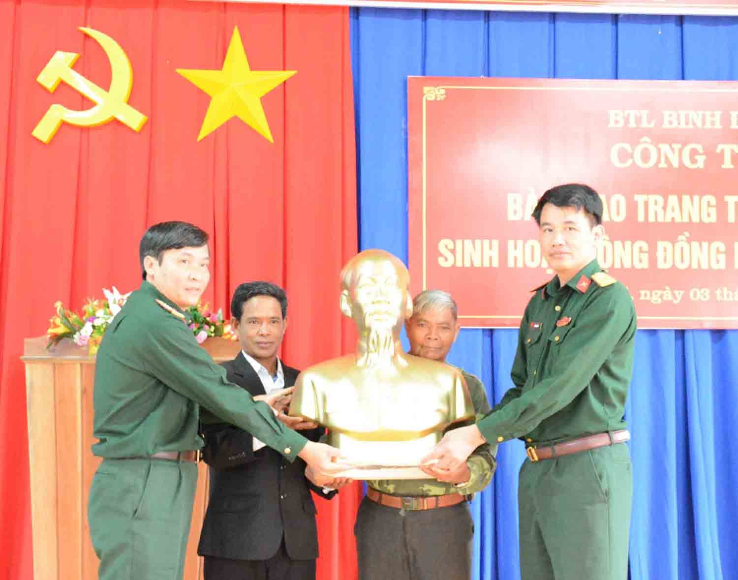 Trao tặng tượng Bác Hồ, tổ chức kết nghĩa với Trạm y tế xã Ia Khai