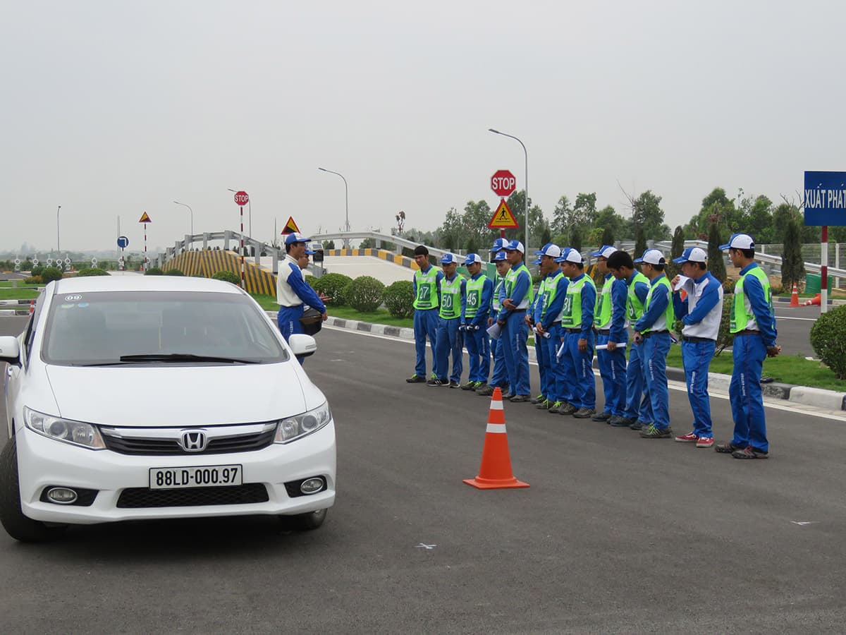 Chú ý khi mở cửa xe ô tô