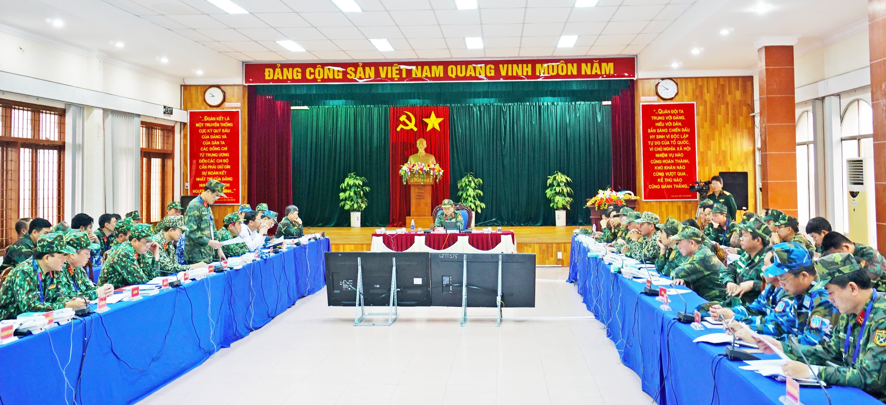 Thượng tướng Nguyễn Phương Nam làm việc với các lực lượng quân đội bảo vệ Tuần lễ Cấp cao APEC 2017