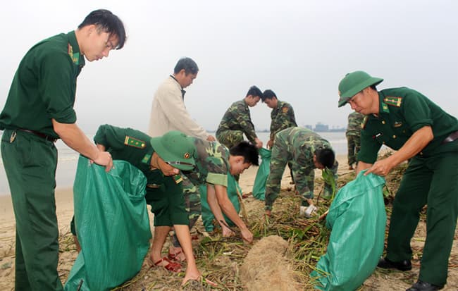 Lực lượng vũ trang tiếp tục thu gom, xử lý rác thải trên các bãi biển sau bão số 12