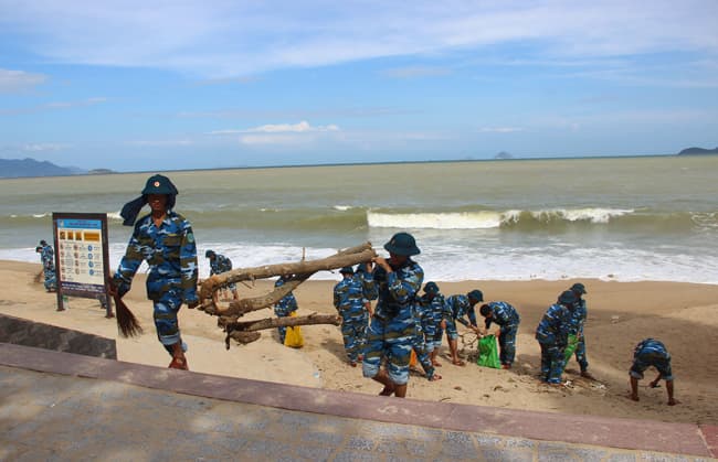 Hơn 300 đoàn viên, thanh niên tham gia làm sạch bãi biển Nha Trang sau bão số 12