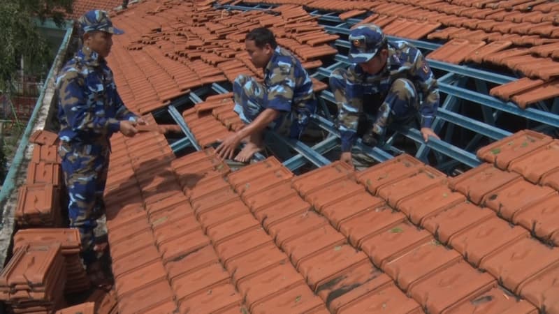 Cảnh sát biển căng mình giúp dân khắc phục hậu quả bão số 12