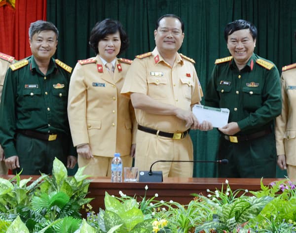 Báo Quân đội nhân dân và Báo Dân trí trao học bổng trị giá 130 triệu đồng
