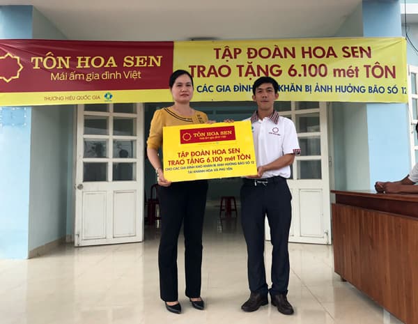 Tập đoàn Hoa Sen trao tặng hơn 6.100 mét tôn cho gia đình bị thiên tai