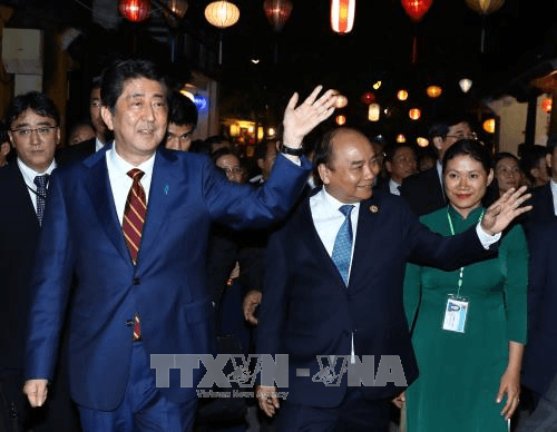 Thủ tướng Chính phủ Nguyễn Xuân Phúc và Thủ tướng Nhật Bản Shinzo Abe tham quan Khu phố cổ Hội An, Quảng Nam
