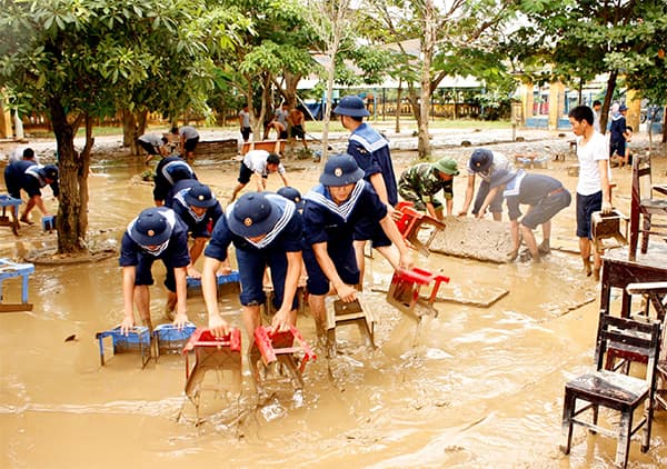 Bộ đội Hải quân giúp dân “dọn lũ”