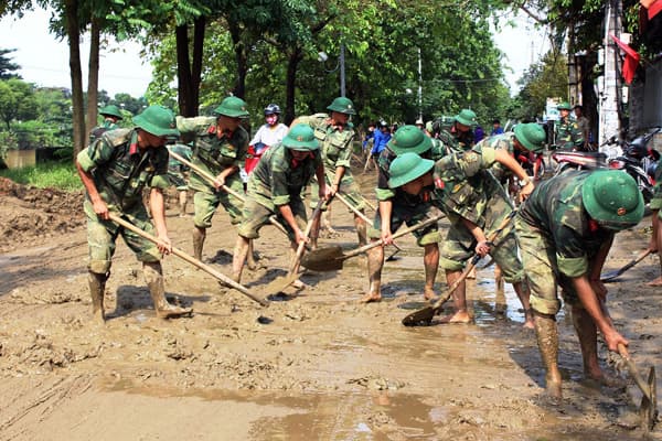 Sư đoàn 968 giúp dân khắc phục hậu quả mưa lũ