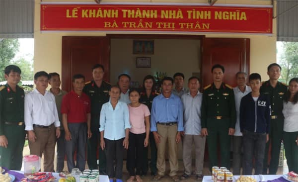 Trao tặng nhà tình nghĩa cho gia đình chính sách