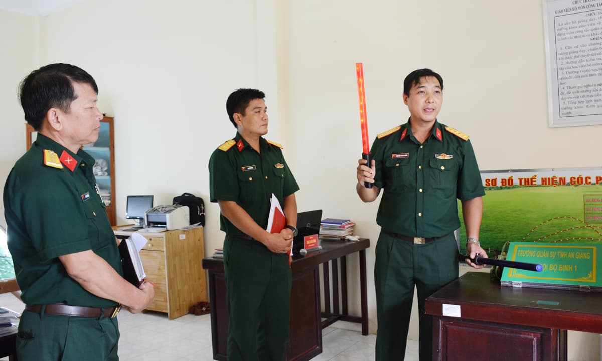 Những thầy giáo trẻ ở mái trường quân sự địa phương