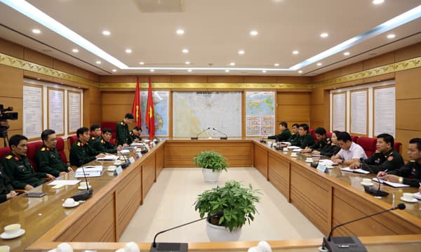 Đoàn công tác Báo QĐND Lào thăm Học viện Quân y