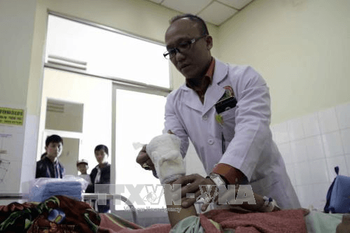 Nối thành công bàn tay bị máy cắt cỏ cắt lìa