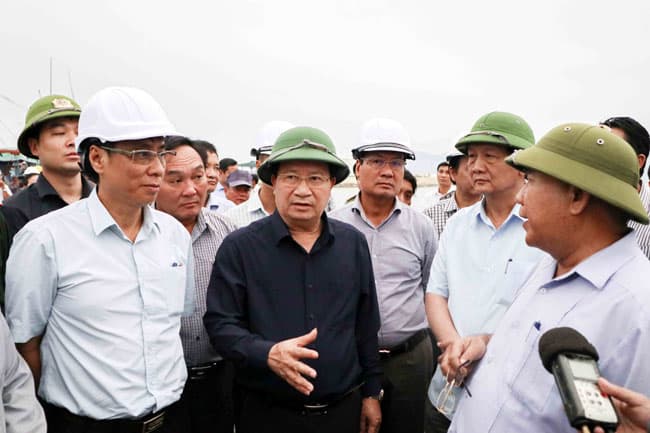 Phó thủ tướng Trịnh Đình Dũng kiểm tra công tác phòng chống bão số 14 tại Khánh Hoà
