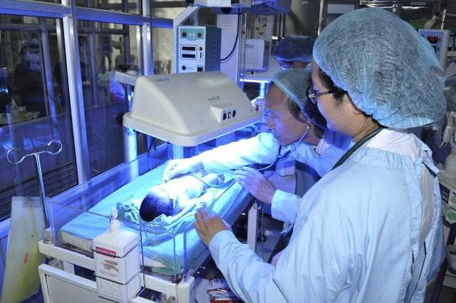 3 trẻ sơ sinh chuyển từ Bắc Ninh đến Bệnh viện Bạch Mai được điều trị miễn phí
