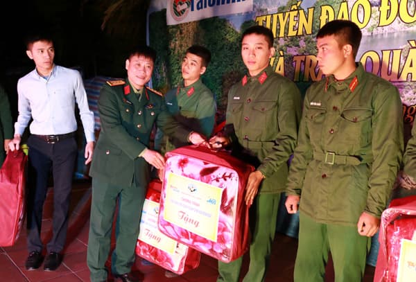 “Tuyến đảo Đông Bắc bản hùng ca và trao quà ấm tình quân dân”