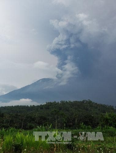 Indonesia: Núi lửa Agung phun khói bụi cao tới 4.000m