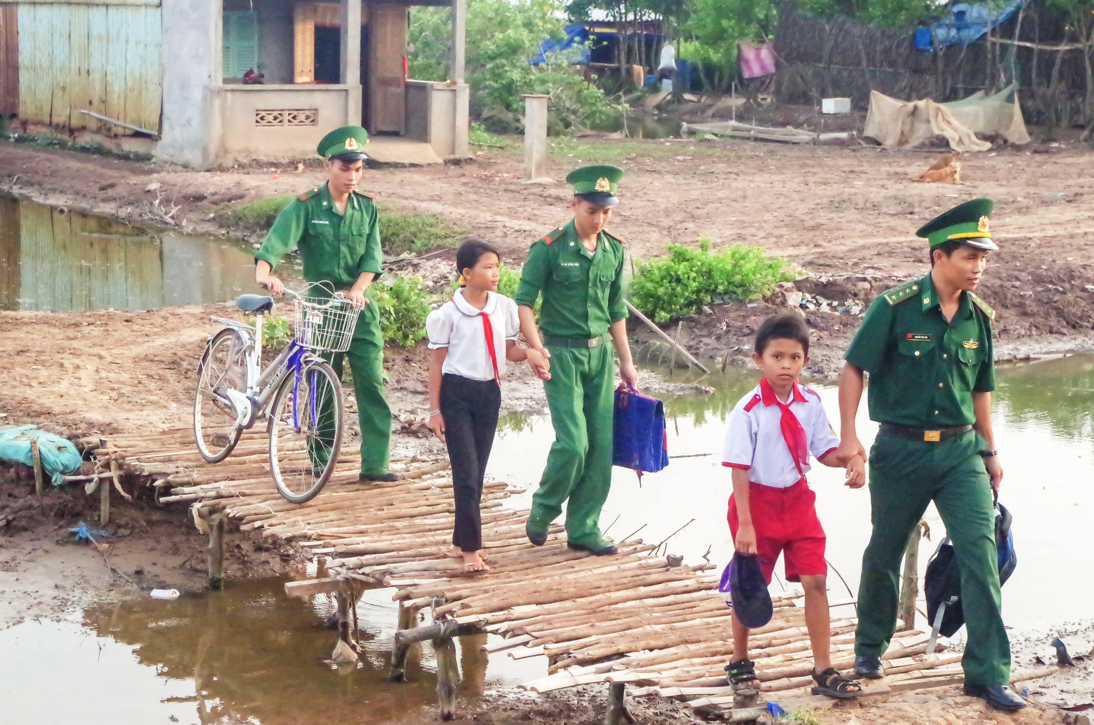 Sẽ sớm có chế độ phù hợp cho thầy giáo quân hàm xanh