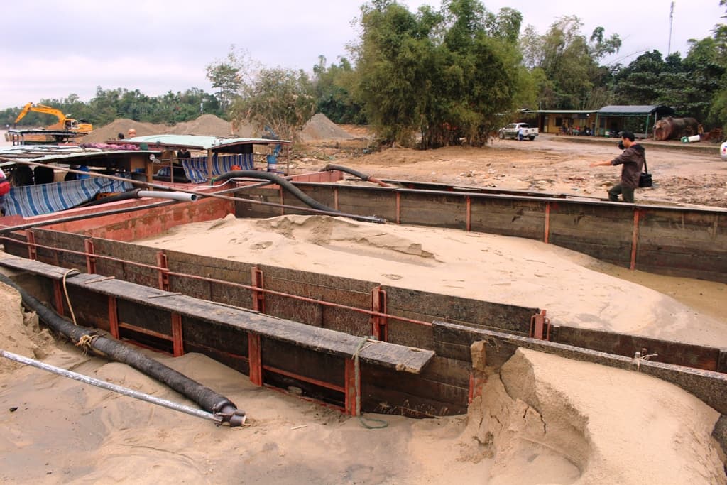 Bắt 6 tàu sắt hút cát trộm trên sông Thu Bồn
