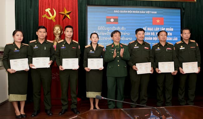 Bế mạc Lớp tập huấn nghiệp vụ báo chí cho cán bộ, phóng viên Báo QĐND Lào năm 2017