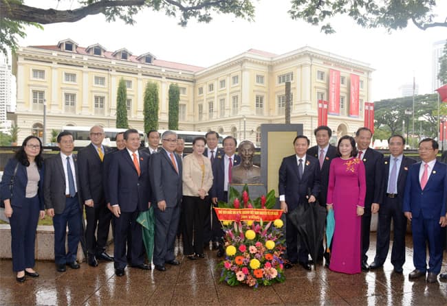 Cơn mưa mát lành ở Singapore