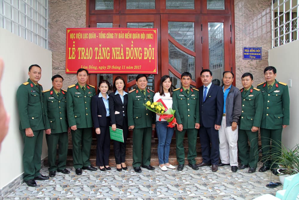 Học viện Lục quân và Công ty bảo hiểm MIC Lâm Đồng trao tặng nhà đồng đội