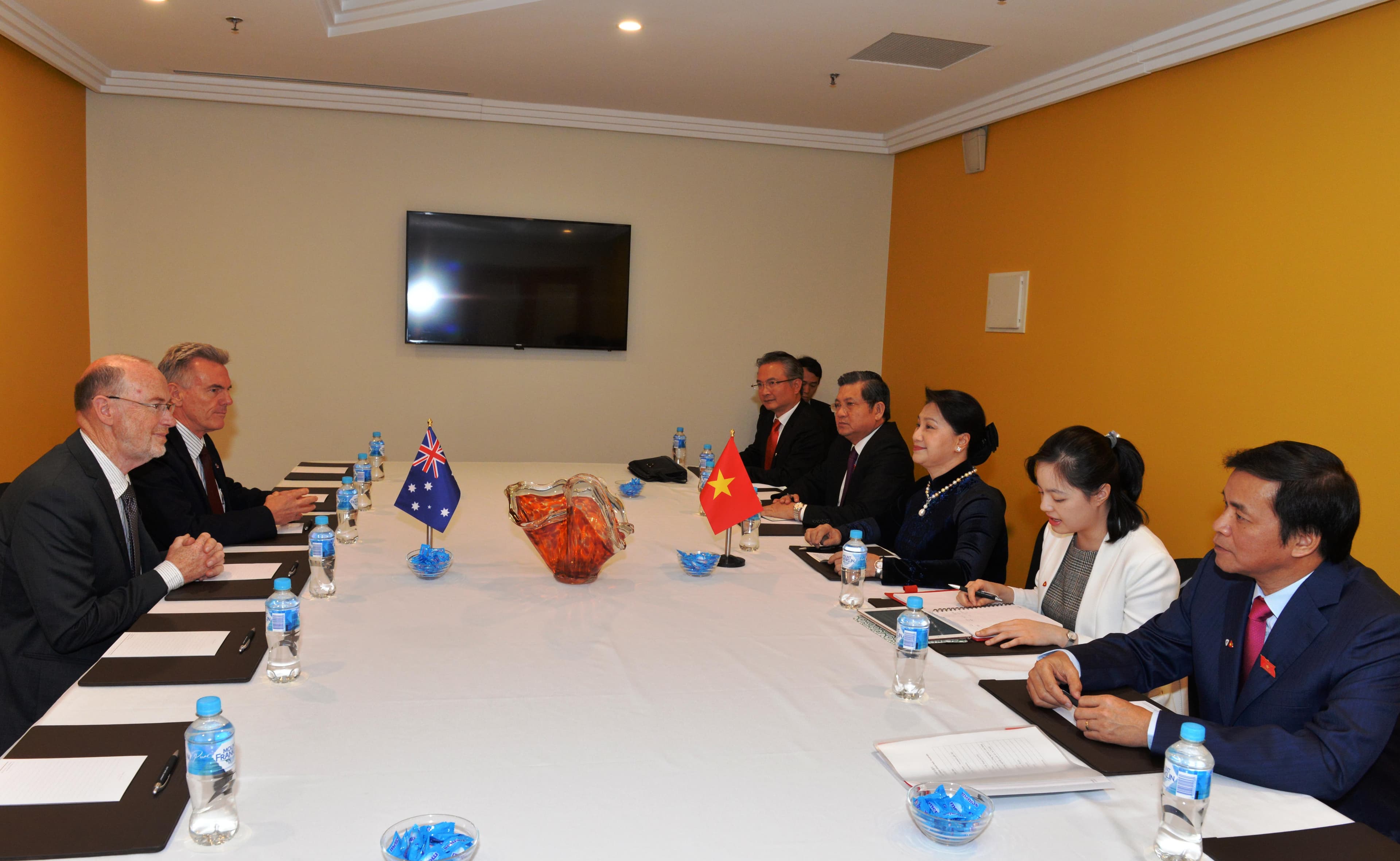 Chủ tịch Quốc hội thăm Đại sứ quán, cộng đồng người Việt Nam tại Australia