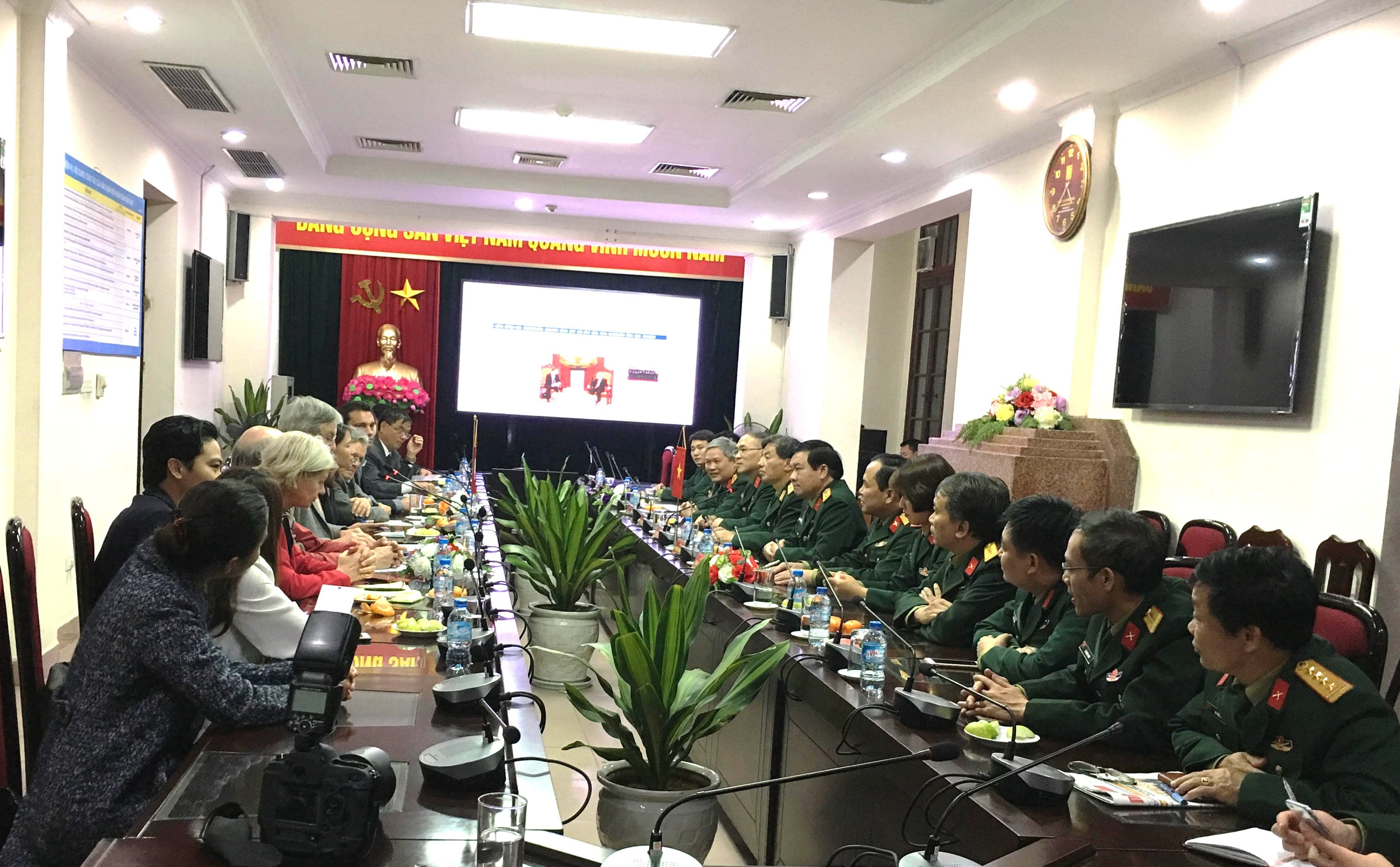 Đoàn đại biểu Hiệp hội báo chí nước ngoài tại Thụy Sĩ và Liechtenstein thăm Báo Quân đội nhân dân