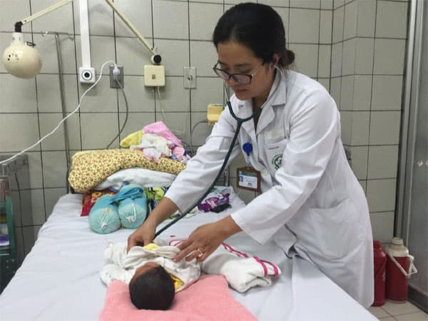 2 trẻ sơ sinh bị bệnh nặng chuyển từ Bắc Ninh đến Bệnh viện Bạch Mai được ra viện
