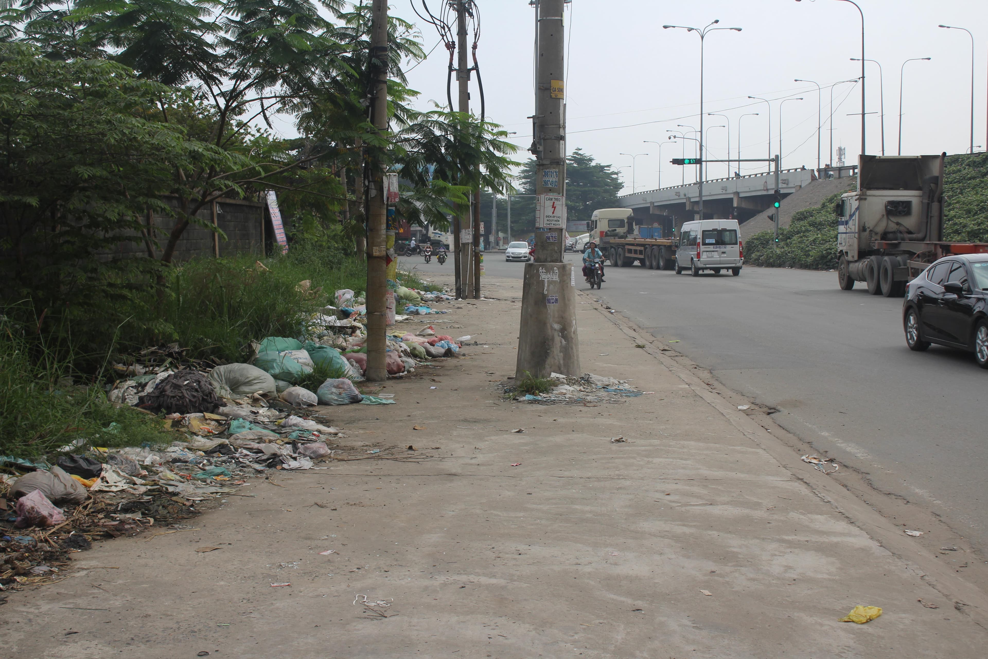 Bãi rác án ngữ vỉa hè