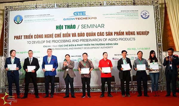 Cầu nối giúp người nông dân tiếp cận các sản phẩm công nghệ cao