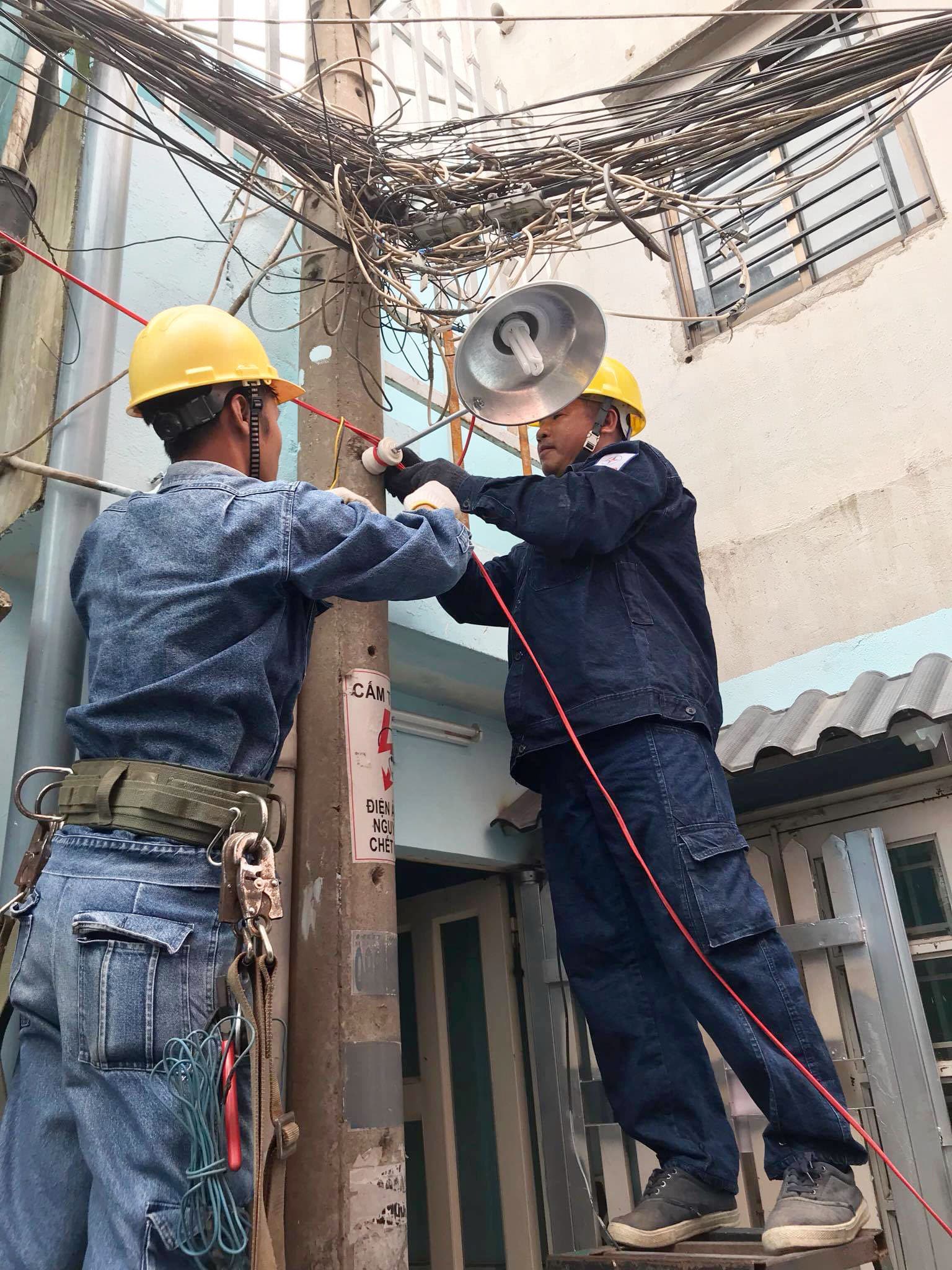 Hơn 1.000 lượt đoàn viên, thanh niên tham gia sửa điện miễn phí cho người dân